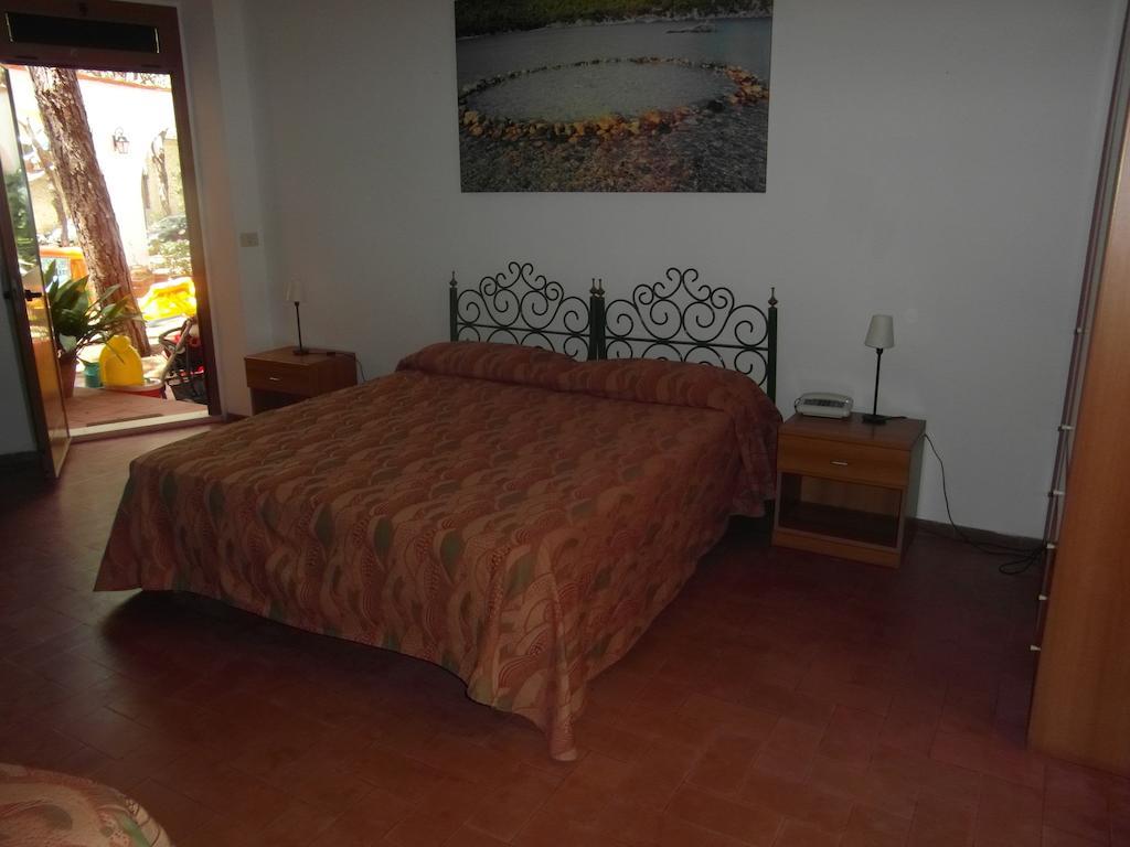 Hotel Villa Nettuno مارينا دي كامبو الغرفة الصورة
