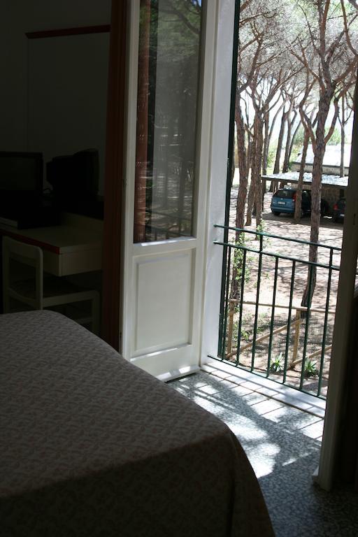 Hotel Villa Nettuno مارينا دي كامبو الغرفة الصورة